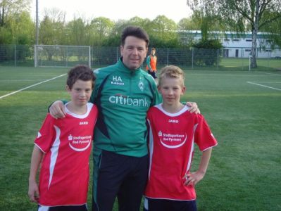 Arm in Arm mit dem Werder-Trainer Harald Albrecht
